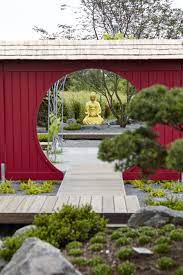 Goldener Buddha In Japanischem Garten Designed By Rheingrun Gartengestaltung Kleiner Japanischer Garten Gartendesign Ideen Japanischer Garten