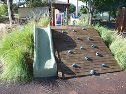 Hanggarten Nutzen Http Freshideen Com Gartengestaltung Garten Am Hang Anlegen Html Hinterhof Spielplatz Garten Am Hang Kinderspielplatz Garten