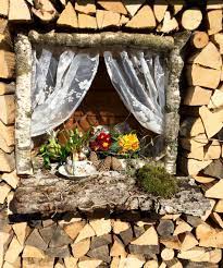 Fenster Aus Birkenasten Im Brennholz Eingebaut Ein Schoner Blickfang Fur Alle Spazierganger Die An Unserem H Brennholz Holzwand Garten Sichtschutz Garten Holz