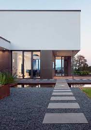 Exklusive Villa Mit Modernen Wasserbecken Aus Cortenstahl Und Stimmungsvoller Gartenbeleuchtung Moderne Landschaftsgestaltung Wasserbecken Moderner Hinterhof