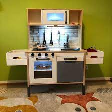 Zu Wenig Ablage Flache N Der Kinderkuche Wohin Mit Den Ganzen Topfen Pfannen Lebensmitteln Und Spielzeug Ikea Kuche Kinder Ikea Spielkuche Ikea Kinderkuche