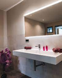 Ein Extra Grosses Waschbecken Mit Designsiphon Eleganter Spiegel Und Die Wande Fliesenbundig Verputzt So Bereitet Badezimmer Verputzen Badezimmer Waschbecken