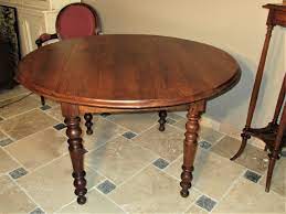 Le plateau de cette table de style louis philippe en merisier des années 90 a été complètement décapé, les pieds ont été peints en noir. Louis Philippe Period Table Tradition Dupasquier Bouley Josiane