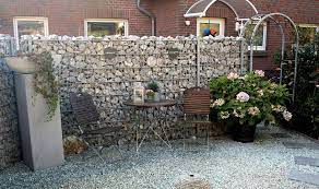 Steinwand Gabione Als Sichtschutz Fur Den Sitzplatz Sichtschutz Garten Gabionen Garten