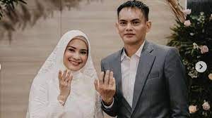 Umur 46 tahun) adalah seorang penyanyi dangdut dan aktris berkebangsaan indonesia. Sojema16cz3p M