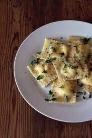 Ravioli Mit Zitronen Ziegenkase Fullung Ravioli Ravioli Rezept Ziegenkase