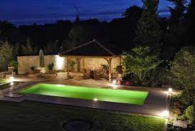 Ob Im Naturpool Oder Um Ihn Herum Durch Die Beleuchtung Lasst Es Sich Auch Zu Spater Stunde Noch Gemutlich Am Wasse Natur Pool Gartengestaltung Gartenpflege