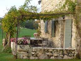 Modetempel Sonnenschutzterrasse Mediterran Mediterraner Garten Gartengestaltung Steinmauer Haus Garten Pergola Country Cottage Decor Farmhouse Exterior