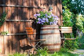 Originelle Pflanzgefasse 21 Pfiffige Ideen Fur Jeden Geschmack Weinfass Garten Pflanzgefasse Pflanzen