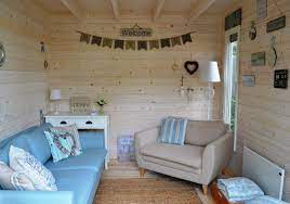 Helles Holz Und Pastellige Farben Strahlen Ruhe Aus Und Beweisen Dass Pastellblau Nicht Nur Im Kinderzim Gartenhaus Kinder Gartenhaus Wintergarten Einrichtung