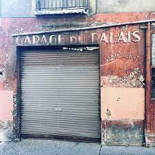 Noch Mehr Eindrucke Aus Lyon Was Hat Die Garage Fur Eine Geschichte Individuelle Mobel Grafik Design Lichto Vintage Interior Design Vintage Interior Vintage