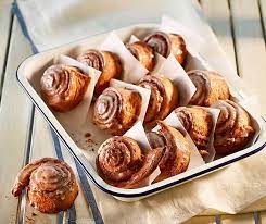 Zimtschnecken Rezept In 2020 Lebensmittel Essen Fruchtekuchen Schussel Kuchen