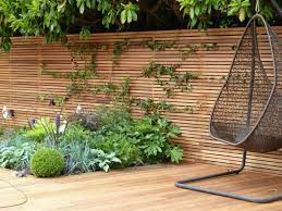 Sichtschutz Zaun Holz Material Minimalistisch Beet Pflanzen Parkett Sitzschaukel Gardendesign Material M Gartendesign Ideen Hinterhof Designs Zaun Garten
