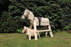 Holzpferde Der Manufaktur Topp Holz So Schon Wie Ein Mobelstuck Entzucken Sie Nicht Nur Die Kleinen Holzpferd Garten Holzpferd Holzpferd Selber Bauen