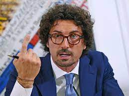 Marito 💑, padre di due bimbi 👫, runner🏃e portavoce m5s al senato 💪🏻 m.facebook.com/danilotoninelli.m5s. Biografia Di Danilo Toninelli