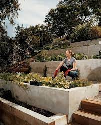 Gemusegarten Am Hang Anlegen Durch Terrassieren Mit Beton Und Holz Garten Am Hang Landschaftsbau Garten Terrasse
