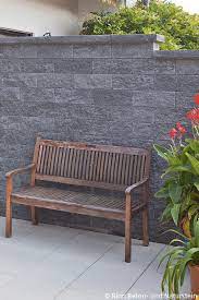 Die Im Garten Gebaute Mauer Als Sichtschutz Zum Nachbarn Mit Grun Und Bank Davor Ergibt Einen Schonen W Sichtschutz Zum Nachbarn Gartensitzplatz Gartenmauern