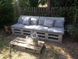 Sitzplatz Aus Paletten Polster Und Kissen Von Ikea Holzbank Garten Ikea Outdoor Gartentisch