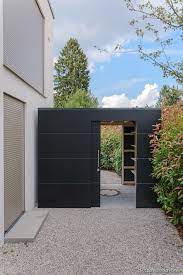 Black Box In Munchen Design Garten Black Box Designgarten Fence Fence Backyard Best Garden Garage I In 2020 Modern Garden Backyard Design Beautiful Front Doors