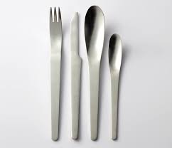 Quelle que soit votre décoration, nos couverts trouvent leur place sur toutes les tables. Cutlery By Arne Jacobsen Design Year 1957 Couverts De Table Couvert