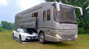 Ein Luxus Wohnmobil Mit Eingebauter Garage Fur Den Sportflitzer Luxus Wohnwagen Caravan Salon Wohnmobil