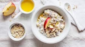 Eine Schussel Mit Chiasamen Brei Eine Schussel Mit Haferflocken Leinol Im Gefass Und Ein Stuck Apfel Stehen Auf Dem Tisch In 2020 Rezepte Lebensmittel Essen Leinsamen