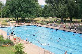 Das Aussenbecken Des Frei Hallenbades Kleinfeldchen Hallenbader Hallenbad Innenstadt