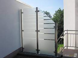 Der Glasgestaltung Sind Kaum Grenzen Gesetzt Z B In Form Von Satinierten Mustern Sichtschutz Glas Sichtschutz Terrasse Glas Sichtschutz