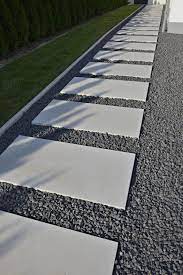 Gehweg Im Garten Mit Sichtbeton Platten Godelmann Sichtbeton Garten Gartenplatte Gartengestaltung Inspiration Gartenweg Terrassenplatten Vorgarten Ideen