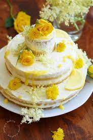 Lass Uns Mit Meghans Und Harrys Holunder Zitronen Hochzeitstorte Feiern Jenny Is Baking Rezept Kuchen Ideen Hochzeitstorte Rezept Hochzeitstorte Backen