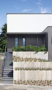 Modernes Einfamilienhaus Am Hang Mit Abgestuftem Vorgarten Les Jardins Rien Sont Enjambee Seulement Pour Les P Terrasse Beton Jardins Avant Jardin Moderne