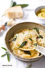 Ziegenkase Ravioli Rezept Mit Brauner Butter Salbei Honig Walnussen Und Senf Nicest Things Ravioli Rezept Ravioli Mediterrane Rezepte