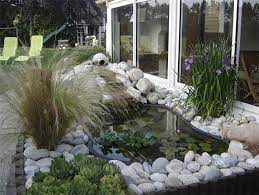 Son aspect éblouissant permet de mettre en valeur décorer le jardin avec des galets rosés. Des Galets Decoratifs Blancs Dans Le Jardin Des Idees Pour S Inspirer M6 Deco Fr