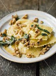 Ravioli Mit Salbei Walnussen Stockfood Rezepte Ravioli Rezept Vorspeisen Rezepte