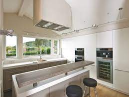 Offene Kuche Mit Theke Und Grifflosen Mobeln Kuche Mit Theke Barrierefreies Wohnen Neues Zuhause