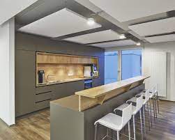 Moderner Aufenthaltraum Mit Kuche Personalraum Aufenthaltsraum Kuche Theke Barhocker Holz Grifflos Eiche Wa Kuche Grifflos Aufenthaltsraum Einbaukuche