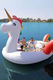 Don T Worry The Era Of Pool Floats Is Far From Over If Anything These Crazy Enormous Animal Pool Floats Poolpartys Pool Spielzeug Aufblasbare Poolspielzeuge