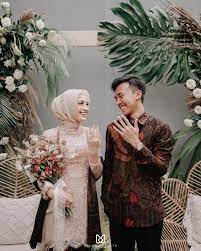 Kemeja batik yang dipakai pasangan pria cukup. 7 Inspirasi Kebaya Couple Untuk Lamaran Bikin Pangling Golaundry