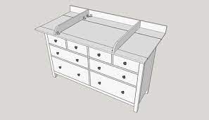 Bauen Sie Sich Einen Wickelaufsatz Fur Ihre Ikea Hemnes Kommode Einfach Selber In 2021 Wickelaufsatz Wickelaufsatz Hemnes Kinderzimmer Fur Madchen