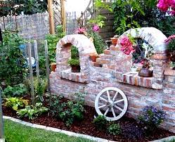 Diy Dekorationen Aus Rotem Backstein Ideen Fur Einen Traumgarten Ruinenmauer Garten Traumgarten