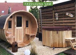 Sauna Tipp Die Fasssauna Bringt Viele Vorteile Mit Sich Wie Die Gute Luftzirkulation Und Ihre Besonderes Aussehen Schauen Sie Doc Sauna Ideen Fasssauna Sauna