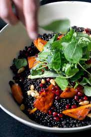 Orientalischer Belugalinsen Salat Mit Ofenkurbis Granatapfel Und Cashewnussen Beluga Linsen Salat Leckere Salate Linsensalat Rezept