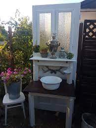 Waschtisch Aus Alter Tur Und Einem Alten Tisch Wasserhahn Garten Alte Tur Waschtisch