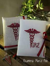 Bustina Laurea In Farmacia Ricamato A Mano Bomboniere Ricami A Mano Regali Fai Da Te