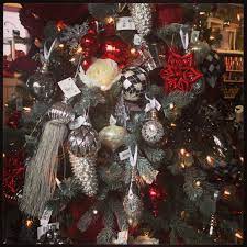 Girl It Up Top Christmas Tree Decorating Trends For 2013 Silver Christmas Tree Christmas Tree Themes Christmas Tree