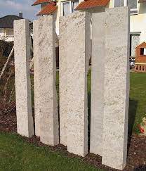 Dauerhaft Pflegeleicht Aber Auch Nicht Ganz Preiswert Hohe Schmale Steinelemente Sind Nicht Nur Ein Sichtschutz Wandgarten Sichtschutz Garten Gartensteine