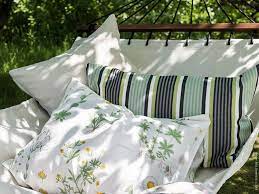 Kuschelige Textilien Sorgen Fur Den Richtigen Wohlfuhlfaktor Drinnen Und Draussen Mehr Ideen Fur Garten Balkon Und Co Findest Ikea Inspiration Ikea Draussen