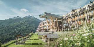 Sommeransicht Vom Alpin Panorama Hotel Hubertus In Sudtirol Leadingsparesorts Leadingspa Wellness Spa Be Hotel Hubertus Hotel Sudtirol Hotel Osterreich