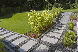 Hortensien Am Wegesrand Sehen Hier Toll Aus Die Betonplatten Verlegt In Kiesschuttung Garten Ideen Gestaltung Vorgarten Garten Landschaftsbau Garten Terrasse