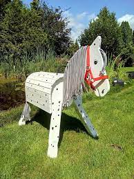 Susses Holzpony Fur Den Garten Zum Reiten Spielen Putzen Mahne Flechten Frisieren Und Lieb Haben Ein Scho Holzpferd Garten Holzpferd Selber Bauen Holzpferd